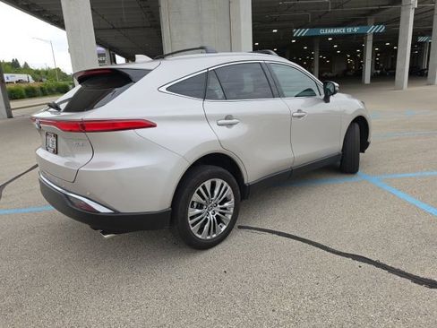 Used 2023 Toyota Venza XLE AWD/4WD image 3