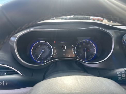 Used 2024 Chrysler Pacifica Touring-L image 38