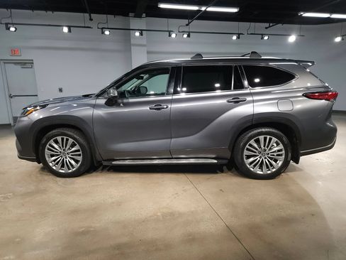 Used 2023 Toyota Highlander Platinum FWD image 4