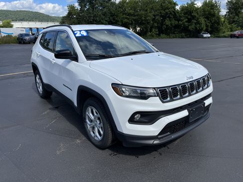 Used 2024 Jeep Compass Latitude AWD/4WD image 3