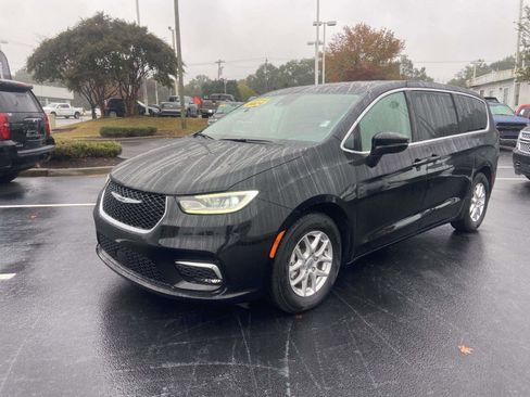 Used 2024 Chrysler Pacifica Touring-L image 3