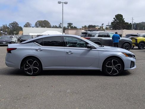 Used 2025 Nissan Altima 2.5 SR FWD image 7