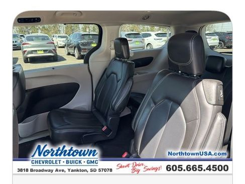 Used 2023 Chrysler Pacifica Touring-L image 14