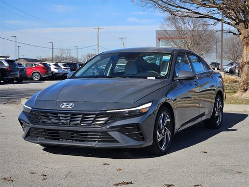 New 2025 Hyundai Elantra Limited image 3