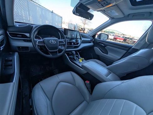 Used 2022 Toyota Highlander XLE image 7