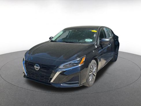Used 2025 Nissan Altima 2.5 SV FWD image 3