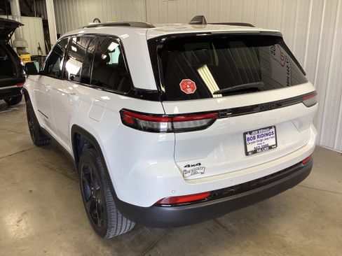 Used 2024 Jeep Grand Cherokee Altitude image 3