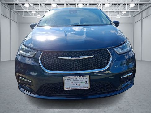 Used 2023 Chrysler Pacifica Touring-L FWD image 2