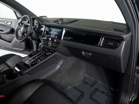 Certified 2026 Porsche Macan AWD/4WD image 29
