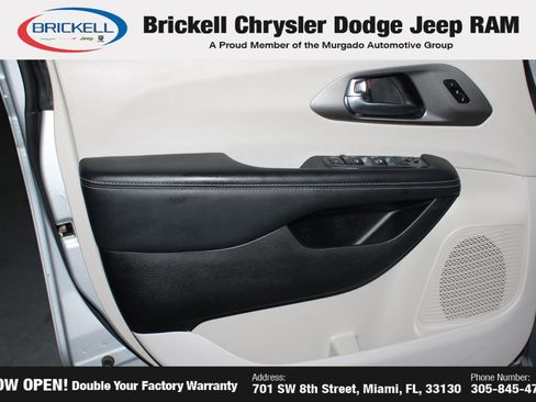 Used 2023 Chrysler Pacifica Touring-L FWD image 21
