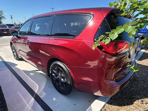 Certified 2020 Chrysler Pacifica Touring w/ S Appearance Package FWD image 5