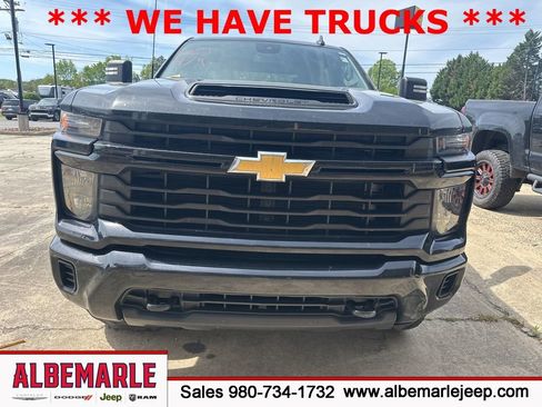 Used 2024 Chevrolet Silverado 2500 Custom w/ Custom Value Package image 2