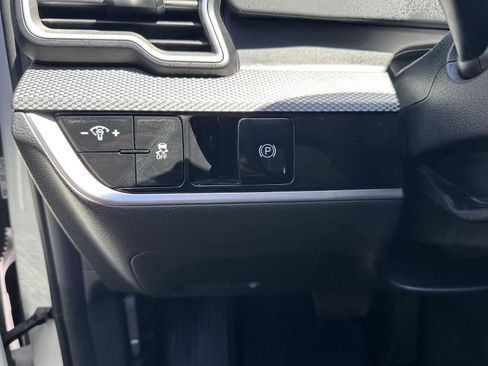 Used 2025 Kia Sportage LX image 19