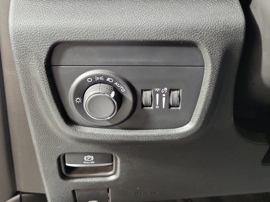 Used 2024 Jeep Grand Cherokee L Laredo RWD image 13