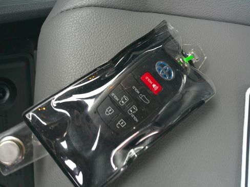 Used 2025 Toyota Sienna XLE image 38