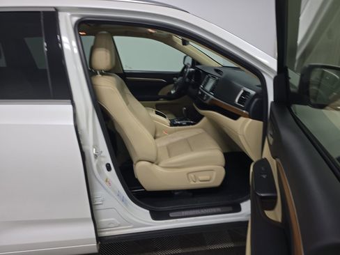 Used 2017 Toyota Highlander Limited image 9