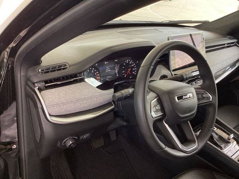 Used 2024 Jeep Compass Latitude AWD/4WD image 9