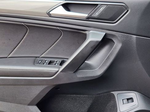 Used 2022 Volkswagen Tiguan SE R-Line image 12