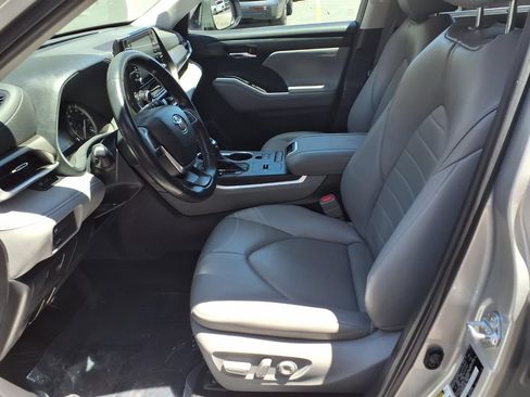 Used 2022 Toyota Highlander XLE FWD image 17