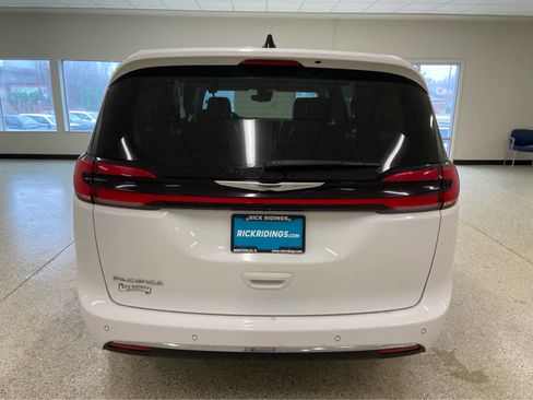 Used 2024 Chrysler Pacifica Touring-L FWD image 8