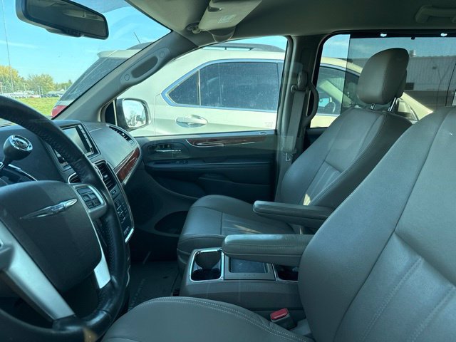 Used 2014 Chrysler Town & Country Touring FWD image 9
