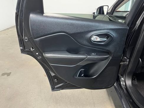 Used 2017 Jeep Cherokee Limited FWD image 19