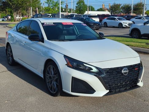 Used 2024 Nissan Altima 2.0 SR FWD image 3
