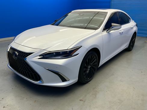 Used 2023 Lexus ES 300h Ultra Luxury FWD image 4