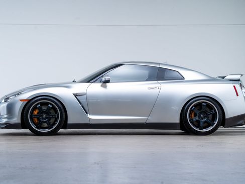 Used 2009 Nissan GT-R Premium AWD/4WD image 5