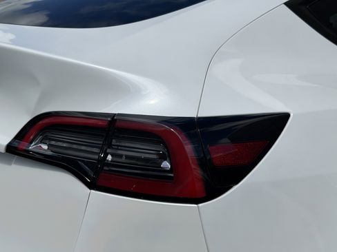 Used 2022 Tesla Model Y Long Range image 13