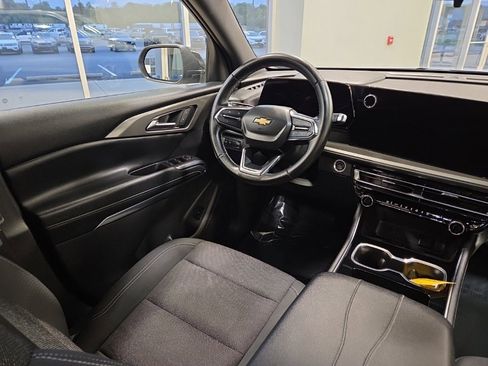 Used 2025 Chevrolet Traverse LT image 19