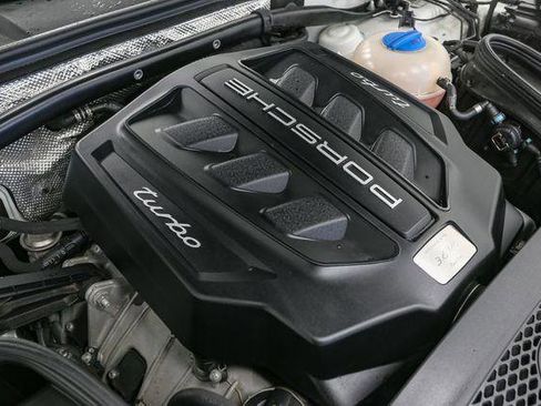 Used 2018 Porsche Macan Turbo image 15