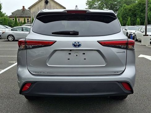 Used 2023 Toyota Highlander XLE AWD/4WD image 5