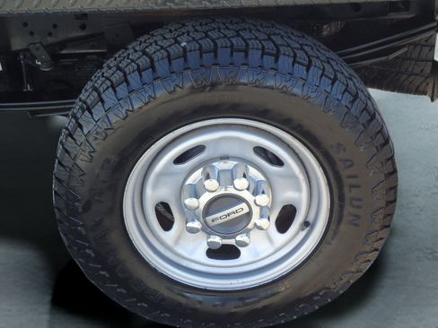 Used 2021 Ford F250 XL w/ Power Equipment Group AWD/4WD image 9