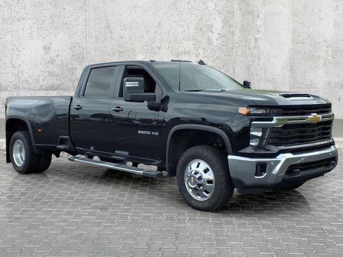 Used 2025 Chevrolet Silverado 3500 LT w/ Safety Package AWD/4WD image 2