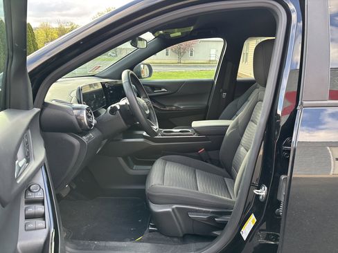 Used 2025 Chevrolet Equinox LT AWD/4WD image 13