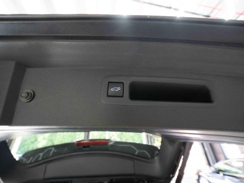 Used 2021 Toyota Highlander XLE AWD/4WD image 29