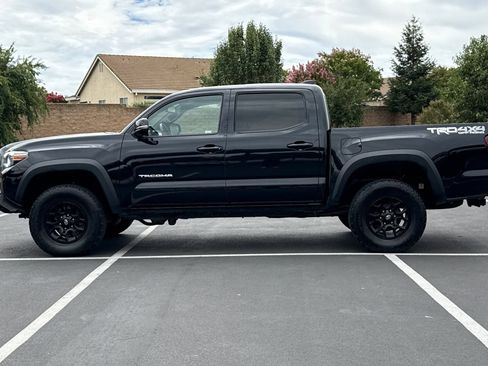 Used 2022 Toyota Tacoma TRD Off-Road AWD/4WD image 13