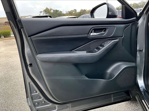 Used 2025 Nissan Rogue SV w/ SV Premium Package image 22