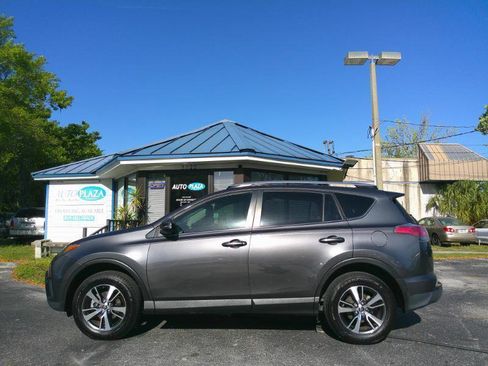 Used 2018 Toyota RAV4 XLE image 10