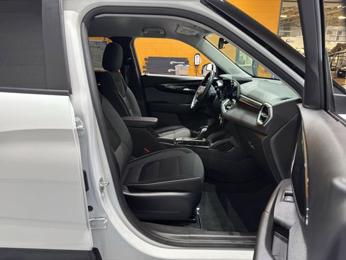 Used 2024 Chevrolet TrailBlazer LT w/ LT Cold Weather Package image 16