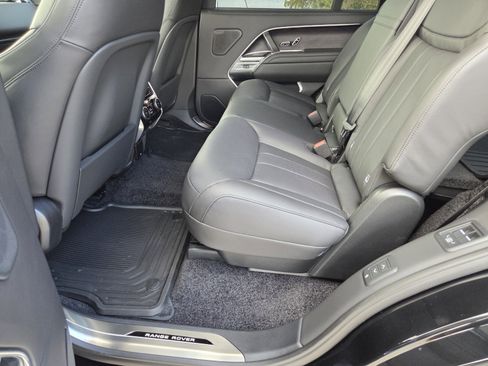 New 2025 Land Rover Range Rover Long Wheelbase SE image 11