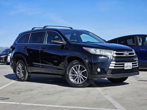 Used 2017 Toyota Highlander XLE FWD image 3