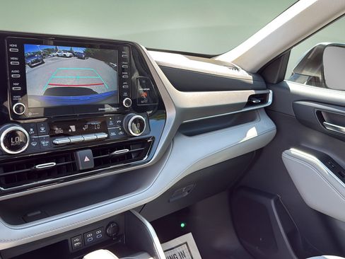 Used 2022 Toyota Highlander XLE FWD image 34