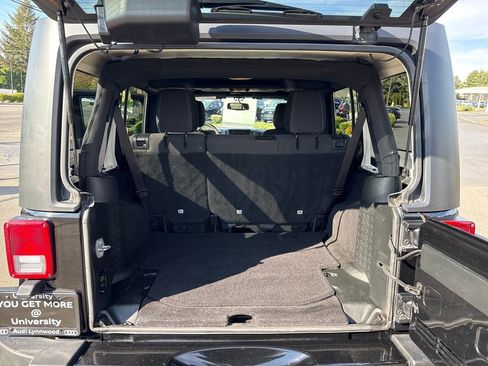 Used 2018 Jeep Wrangler Unlimited Sahara w/ Connectivity Group AWD/4WD image 22