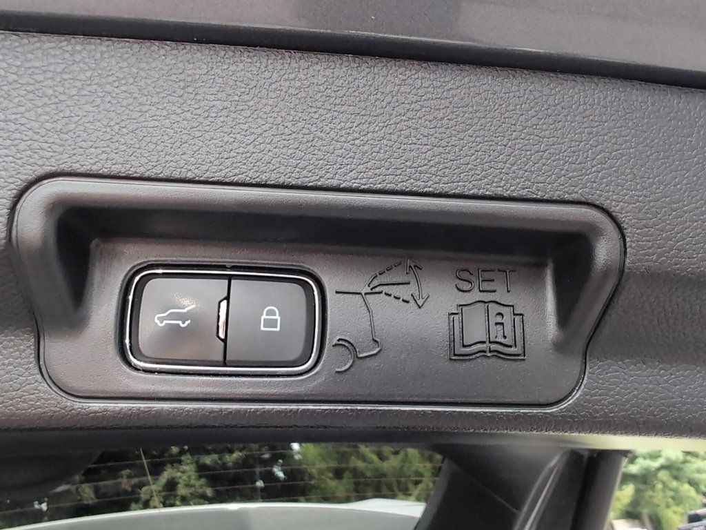 Used 2021 Ford Explorer XLT w/ Equipment Group 202A AWD/4WD image 14