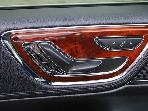 Used 2017 Lincoln Continental Select image 28