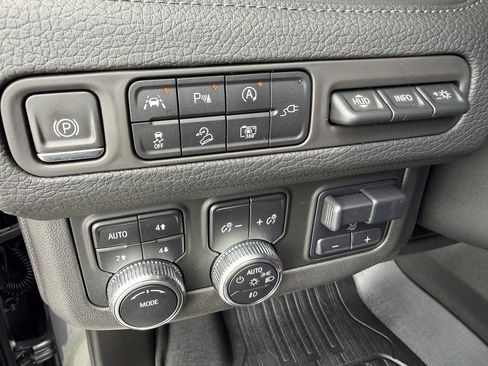 Used 2022 GMC Yukon Denali w/ Advanced Technology Package AWD/4WD image 16