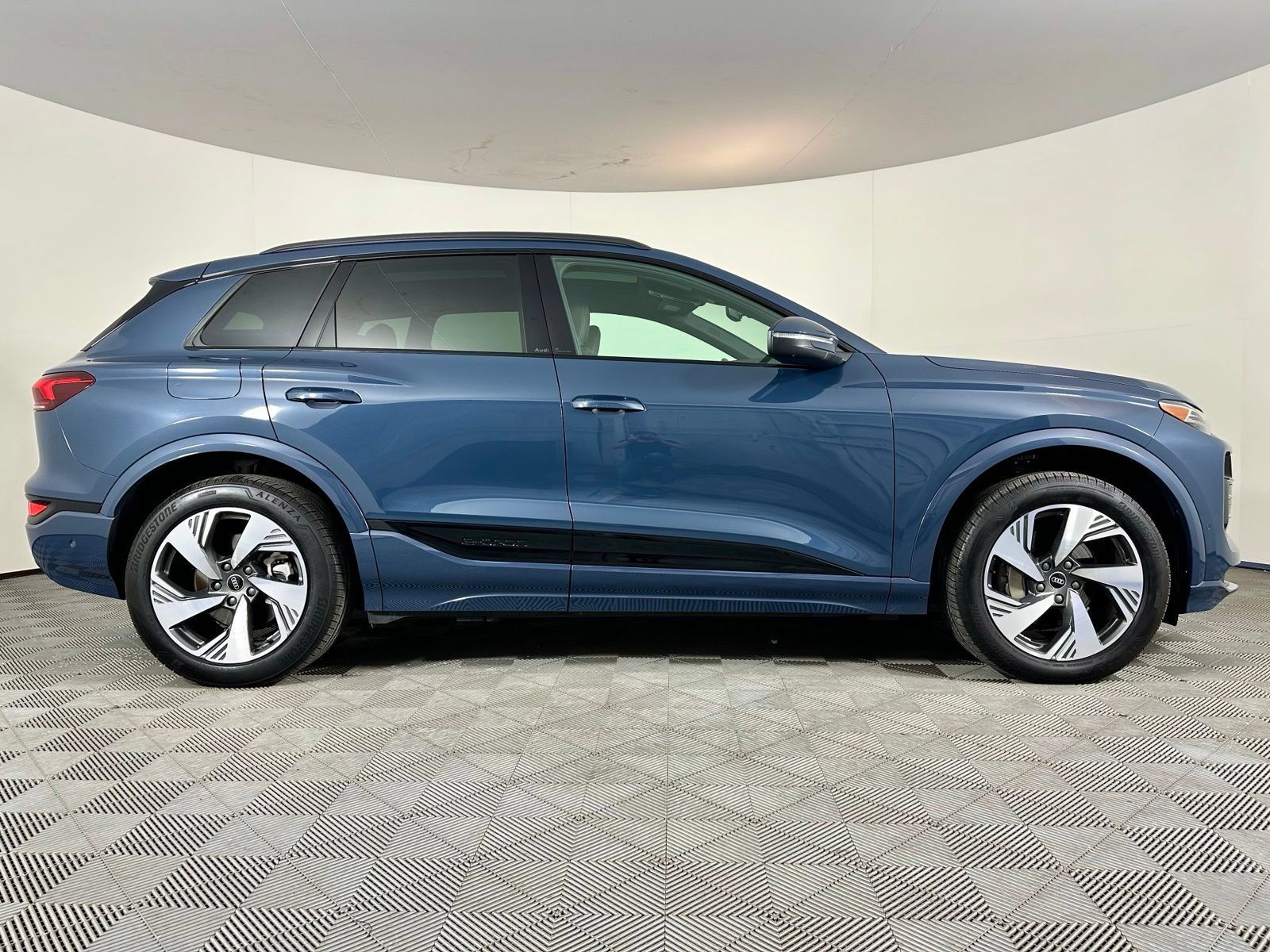 Used 2025 Audi Q6 e-tron Premium Plus w/ Premium Plus AWD/4WD image 32