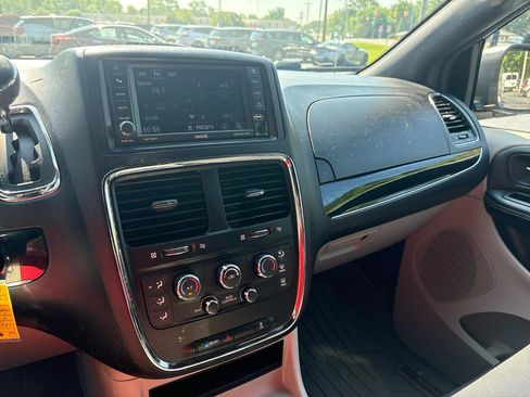 Used 2020 Dodge Grand Caravan SXT FWD image 17